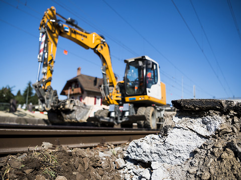 La construction portée par le bâtiment, baisse dans le génie civil