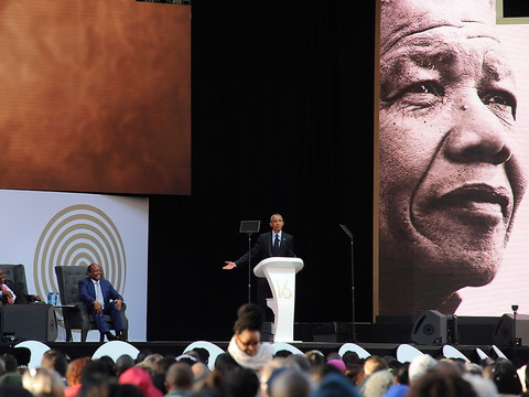 Obama dénonce la politique de Trump lors d'un hommage à Mandela