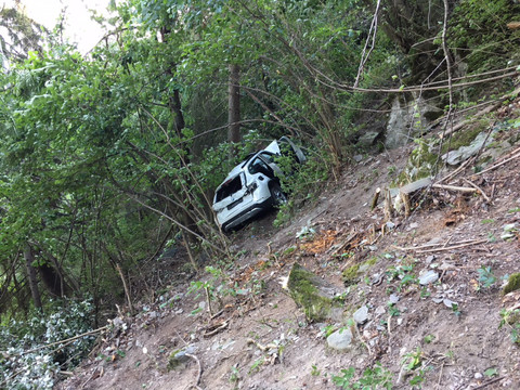 Valais: un enfant se tue après avoir chuté d'une falaise en voiture