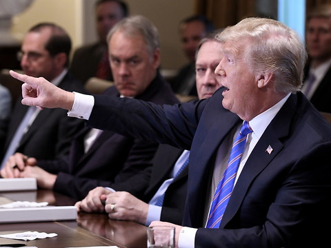 Sous le feu des critiques, Trump vante sa 