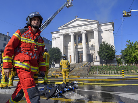 L'église du Sacré Coeur à Genève ravagée par les flammes