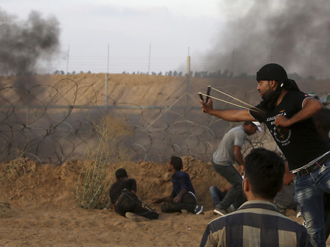 Bombardements et violences à la frontière Israël-Gaza: cinq morts