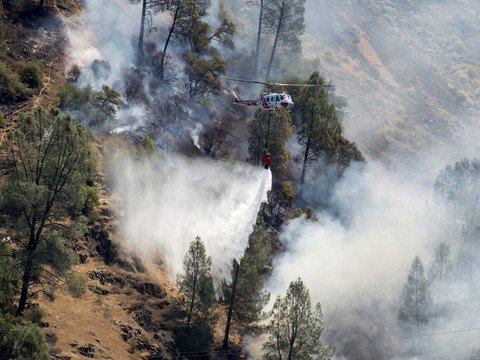 Un incendie gagne du terrain près du parc national de Yosemite