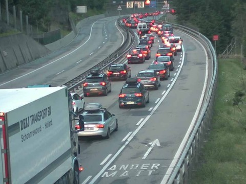 Plus de onze kilomètres de file devant l'entrée nord du Gothard