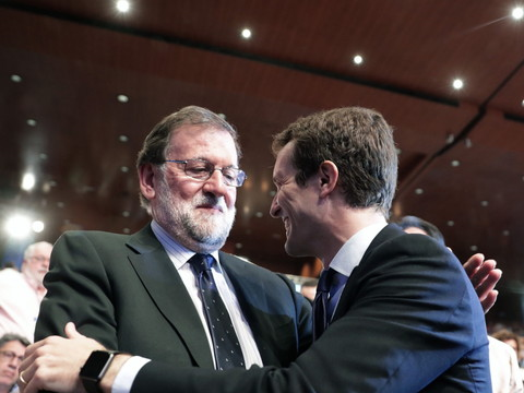 Pablo Casado prend la tête du Parti populaire espagnol