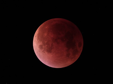 La plus longue éclipse totale de Lune du siècle a lieu vendredi