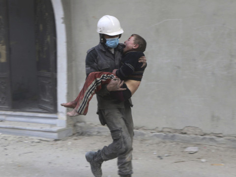 Des centaines de Casques blancs évacués via Israël vers la Jordanie