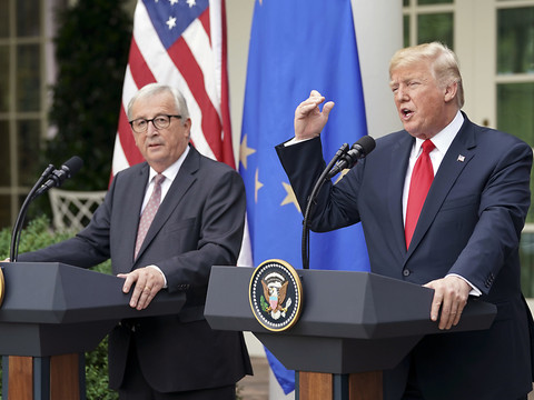 Trump et Juncker désamorcent la guerre commerciale à Washington