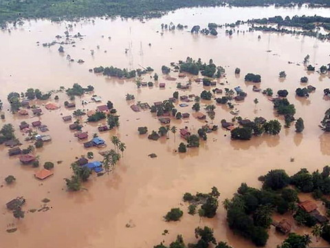 L'eau du barrage effondré au Laos inonde le Cambodge voisin