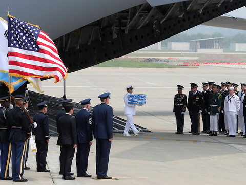 Pyongyang restitue des dépouilles des soldats américains