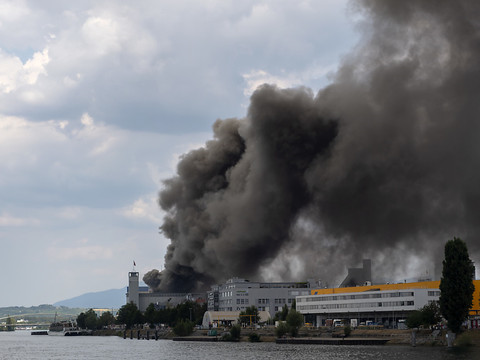 Traverses de chemin de fer en feu dans le port de Bâle