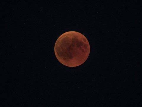 Le monde a observé la plus longue éclipse de Lune du XXIe siècle
