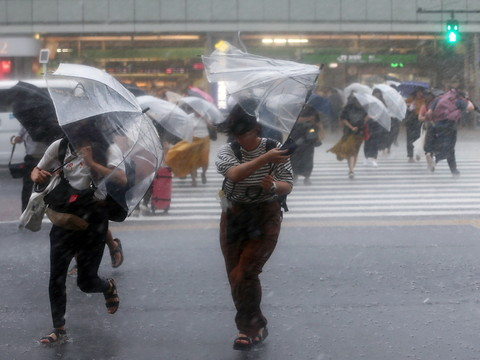 Après des inondations, le Japon subit l'assaut d'un typhon