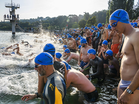 Un millier de participants à la 3e traversée du lac à la nage
