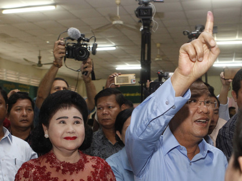 Législatives: le parti de Hun Sen revendique une victoire écrasante