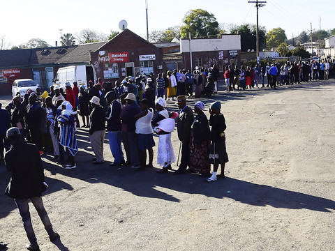 Forte participation pour les premières élections post-Mugabe
