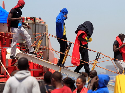 La Tunisie accepte un bateau de migrants bloqué depuis 2 semaines