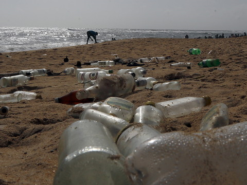 En se dégradant le plastique libère des gaz à effet de serre