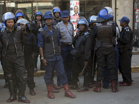 La police pénètre au siège du MDC, interpelle 16 personnes