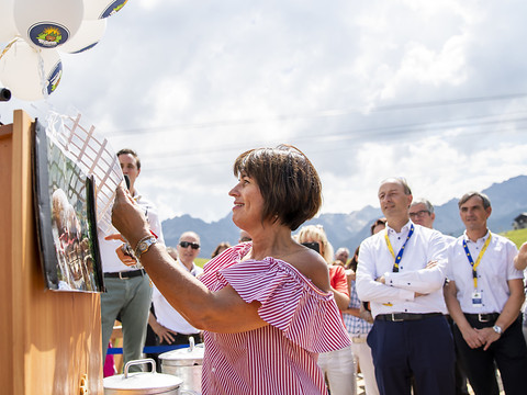 Doris Leuthard inaugure le parc aux ours d'Arosa (GR)