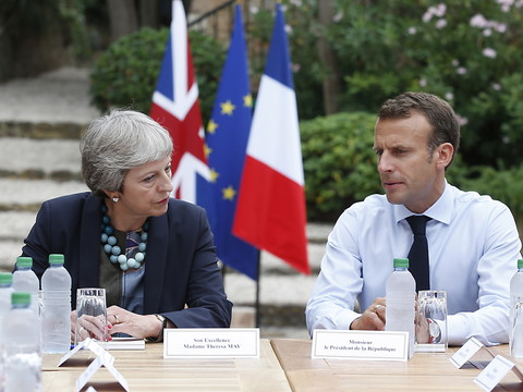 Macron a reçu May pour sa première soirée de vacances