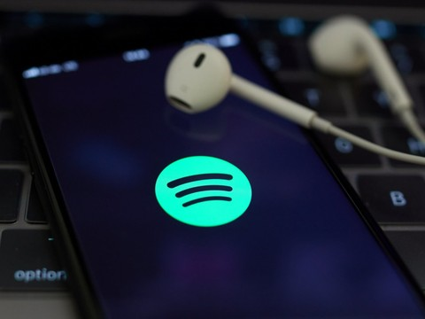 Spotify supprime des épisodes d'un podcast jugés 