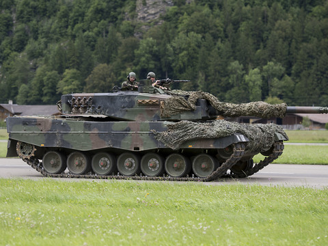Virées nocturnes pour les chars de l'armée suisse à cause de la chaleur