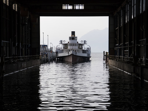 Il laisse traîner sa corde dans l'eau et abîme le bateau le 