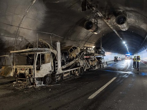 Un camion en feu sur l'A2 - Autoroute du Gothard fermé