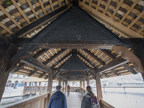Les tableaux vides du pont de la Chapelle 25 ans après l'incendie