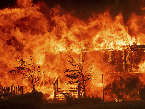 Californie: de gigantesques incendies poursuivent leur course folle