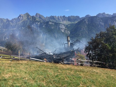Les pompiers manquent d'eau et une maison brûle à Flums SG