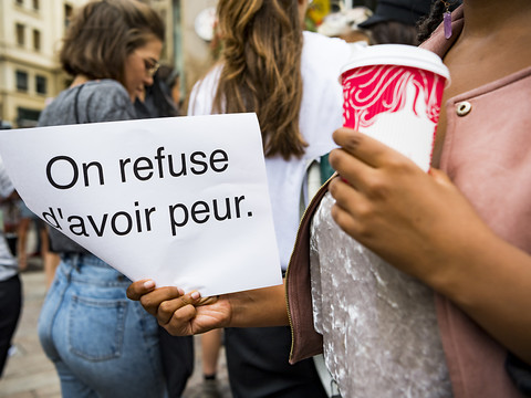 Rassemblement d'indignation après l'agression de cinq femmes