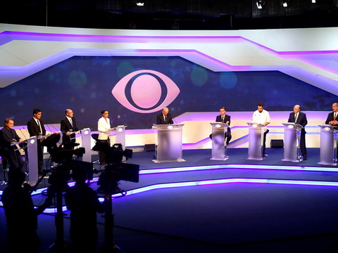 Le premier débat présidentiel montre un Brésil divisé, Lula absent