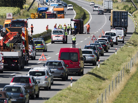 Un camion renversé sur l'autoroute entre Rolle et Gland