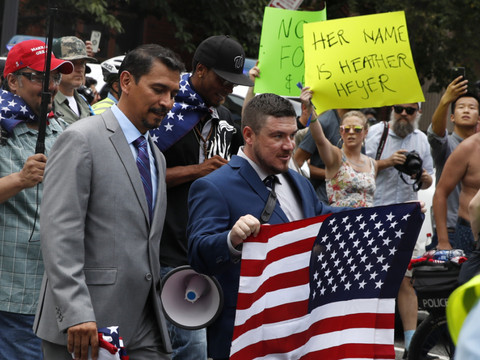 Les suprémacistes blancs submergés par les contre-manifestants à Washington