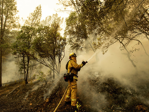 Les pompiers progressent contre les incendies en Californie
