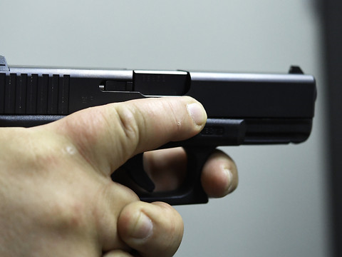 Une commission fait un pas vers l'UE sur la loi sur les armes