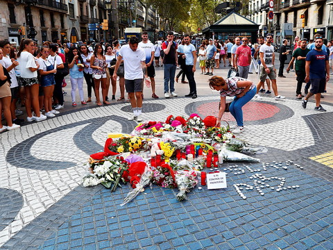 Attentats de Barcelone: des fleurs sur les Ramblas