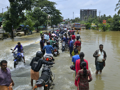 Le bilan des inondations en Inde passe de 164 à plus de 320 morts