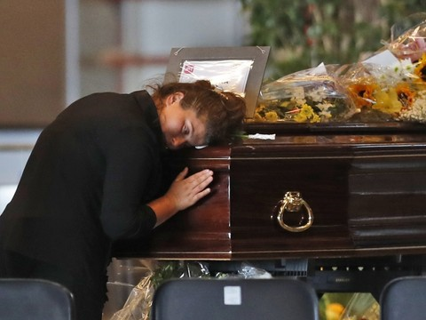 Pont effondré à Gênes: enterrements dans la colère - Des disparus toujours recherchés