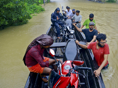 Inondations: des milliers d'Indiens piégés, le bilan s'aggrave