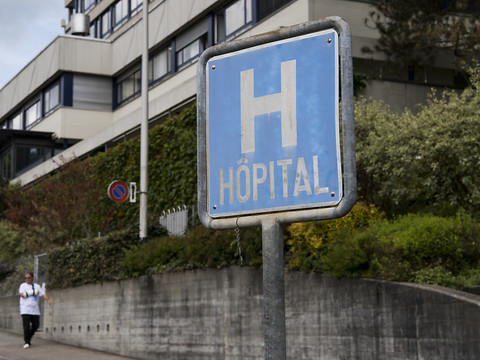 Hôpital de Moutier: le Jura exige la suspension de la vente