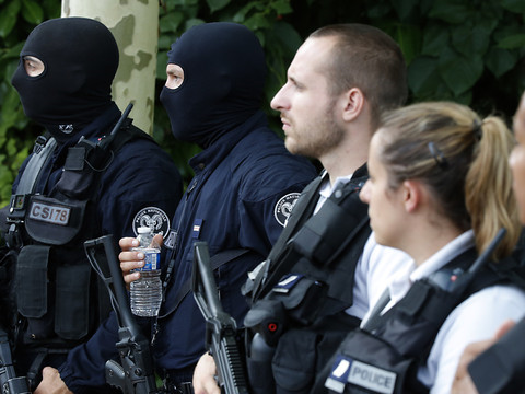 Un homme tue sa mère et sa soeur à l'arme blanche en France