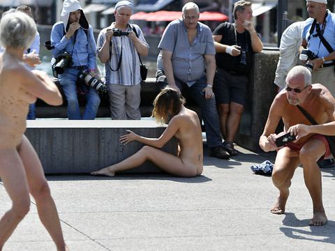 Passants confrontés à des artistes nus en vieille ville de Zurich
