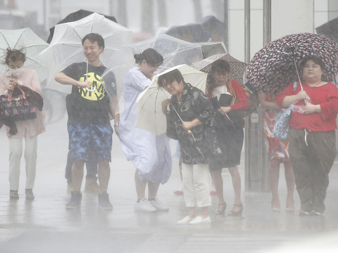 Puissant typhon au Japon: trois personnes disparues