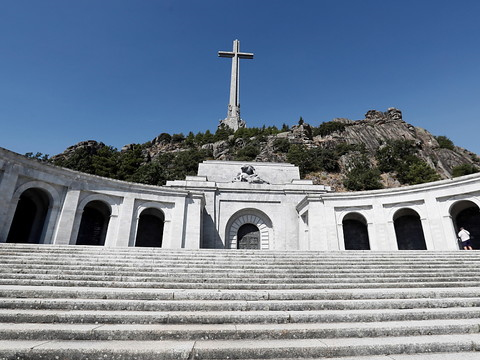 Le gouvernement espagnol ouvre la voie à l'exhumation de Franco