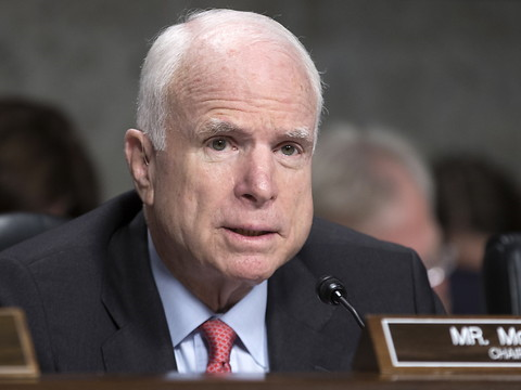 Le sénateur John McCain arrête de traiter son cancer du cerveau