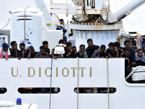 Douze migrants du Diciotti débarquent en Sicile