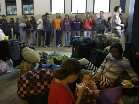 Le Pérou restreint l'entrée aux migrants vénézuéliens qui affluent